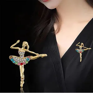 Elegante ballerina broche met gekleurde sprankelende strass-steentjes op een zwarte jas