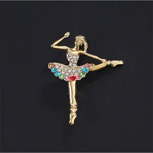 Gedetailleerde macro-opname van elegante gouden ballerina broche met kleurrijke strass-stenen