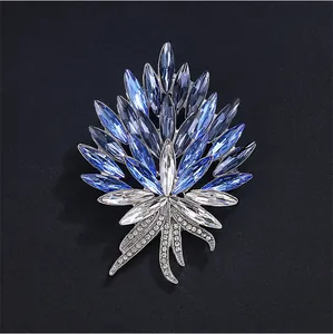 Primer plano detallado de un lujoso broche de ramo de cristal azul con forma de espiga