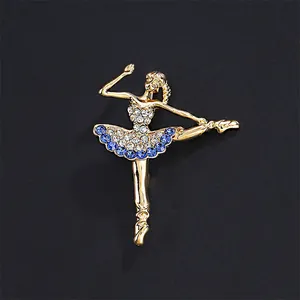 Detailweergave van elegante balletmeisjesbroche met blauwe en witte strass-steentjes