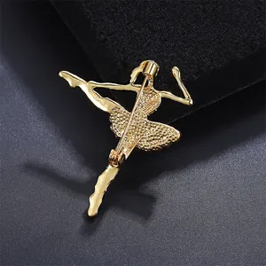 Gedetailleerd achteraanzicht van gouden ballerina broche met veilige speldsluiting