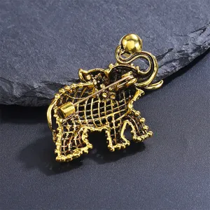 Gedetailleerde macro-opname van de achterkant van de olifantbroche met de metalen sluiting.