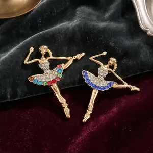 Elegante gouden balletdanseres broches met sprankelende gekleurde stras op fluwelen stof