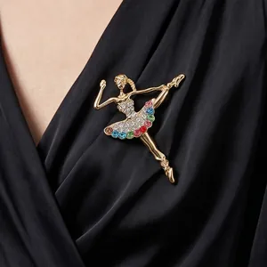 Elegante goudkleurige ballerina broche met sprankelende gekleurde steentjes voor jassen.