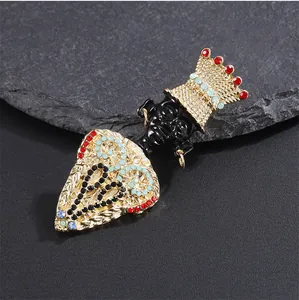 Vue macro détaillée d'une broche ethnique de chef de tribu avec des strass colorés brillants