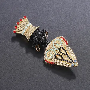Gros plan détaillé d'une broche de chef de tribu avec strass colorés et alliage d'or