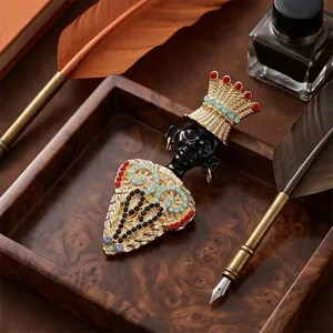 Broche de chef de tribu style ethnique vintage avec ferronnerie dorée et cristaux colorés