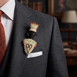 Broche de chef tribal vintage avec cristaux sur une veste de costume en tweed gris