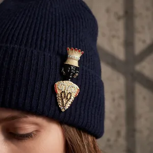 Broche ethnique vintage de chef de tribu sur un bonnet en tricot bleu marine