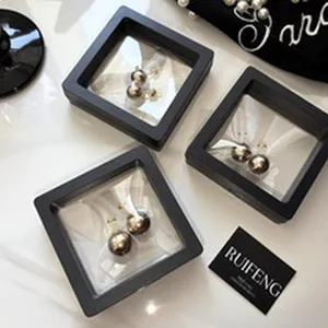 Elegante set di tre orecchini di perle metalliche in cornici espositive nere PE