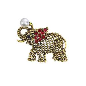 Charmante vintage goudkleurige olifantspeld met rode strass-steentjes en witte parel