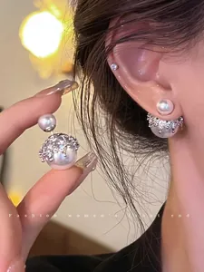 Boucles d'oreilles perles double-face avec détail de couronne fleurie
