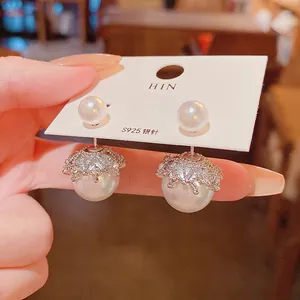 Détail de boucles d'oreilles perles double face avec calottes argentées ornées