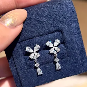 Primo piano di eleganti orecchini a farfalla in zircone in scatola blu