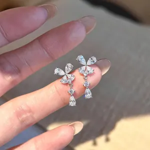 Dettaglio dei raffinati orecchini a farfalla in argento con pendenti in zircone lucido.