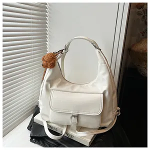 Elegante borsa hobo bianca multiuso con ciondolo a barboncino marrone e tasca