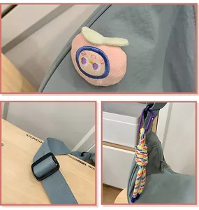 Détails du sac en nylon montrant la boucle de la bandoulière et le charmant porte-clés