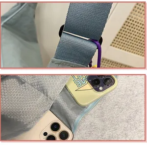 Détail de la bandoulière et de la doublure intérieure d'un sac à bandoulière en nylon