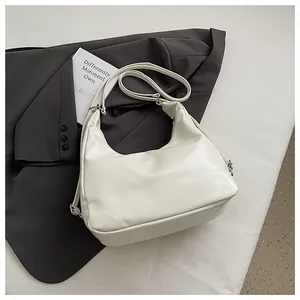 Vista dettagliata della borsa tote hobo bianca minimalista capiente in morbida similpelle