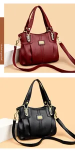 Detalle de elegantes bolsos de mano en cuero granulado, en rojo y negro.