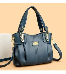 Detalle del nuevo bolso de mano 2025 en cuero azul de gran capacidad con logo de canguro