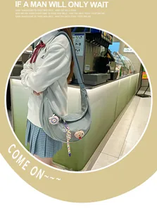 Sac à bandoulière décontracté en nylon style japonais porté par un jeune mannequin