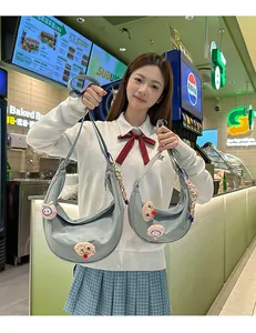 Sac de style dumpling japonais en nylon avec peluches porté par un mannequin