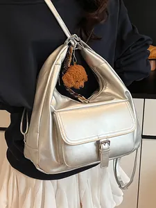 Zaino e borsa a tracolla argento versatile di grande capacità con ciondolo per donne