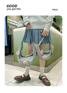 Vue détaillée de sacs dumpling en nylon gris en deux tailles avec des patchs en peluche