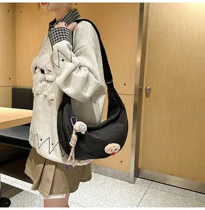 Sac à bandoulière décontracté en nylon noir en forme de croissant sur un modèle