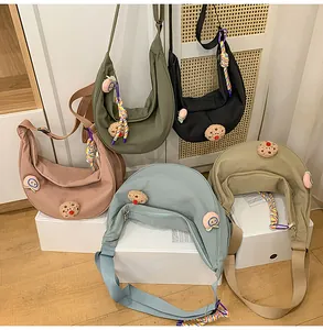 Collection de sacs à bandoulière en nylon de style japonais avec charms en peluche.