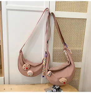 Paire de sacs à main en nylon rose en forme de croissant avec badges décoratifs