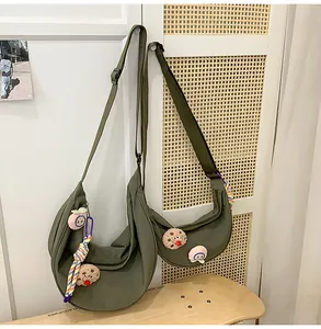 Sacs bandoulière en nylon vert olive ornés de jolis charms en peluche de dessin animé