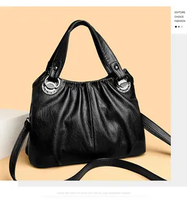 Vista detallada del bolso de cuero negro con elegantes herrajes en tono plata
