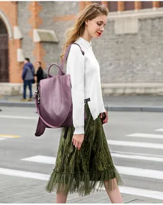 Προβολή street style ενός μοβ αντικλεπτικού σακιδίου που φοράει ένα μοντέλο δρόμου