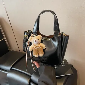 Retro PU Leder Eimer Tasche Für Damen Lässige Einfarbige Schulter Umhängetasche Mit Bär Anhänger Mode Handtasche