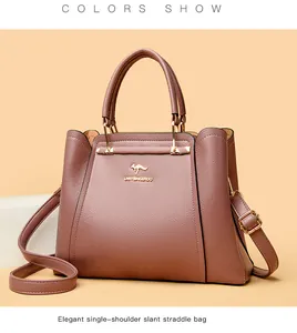 Elegante bolso de mano en cuero malva con logotipo de canguro dorado y correa ajustable.