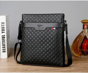 Sac bandoulière homme en cuir véritable noir texturé avec détail de marque