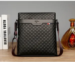 Vue de face d'un sac à bandoulière pour homme en cuir noir avec motif à carreaux chic.