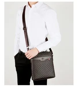 Détail d'un sac bandoulière pour homme en cuir à carreaux marron porté par un mannequin