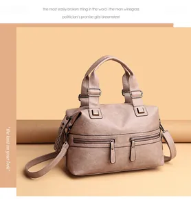 Detailansicht einer stilvollen beigen Damenhandtasche mit großem Fassungsvermögen