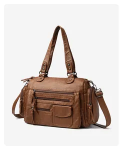 Bolso de mano marrón vintage estilo motero con múltiples bolsillos y detalles plateados