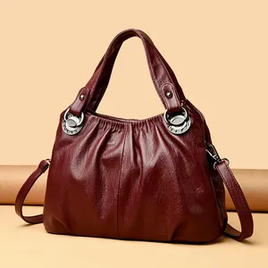 Bolso de hombro de cuero burdeos de gran capacidad con diseño plisado elegante
