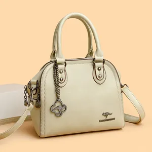 Elegante borsa a mano a conchiglia color crema per donna con ciondolo a canguro