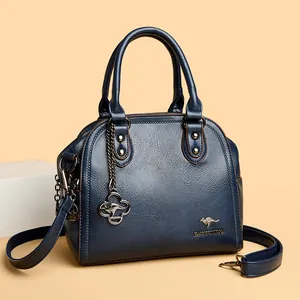 Elegante borsa a mano in ecopelle blu scuro con manici e ciondolo con logo a canguro