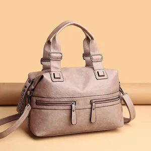 Geräumige hellbraune Lederhandtasche mit mehreren Taschen und modischen Nietendetails