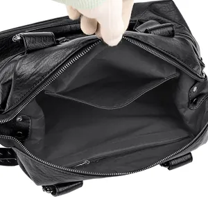 Innenansicht einer schwarzen Damen-Reisetasche mit vielen Taschen und großem Fassungsvermögen