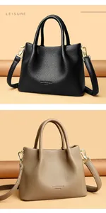 Detalle de bolsos de cuero granulado negro y caqui con asas y herrajes dorados elegantes