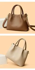 Vista detallada de bolsos tote de cuero texturizado en marrón y beige con herrajes dorados