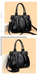 Elegante bolso de mano en cuero texturizado negro con logo de canguro y asas firmes